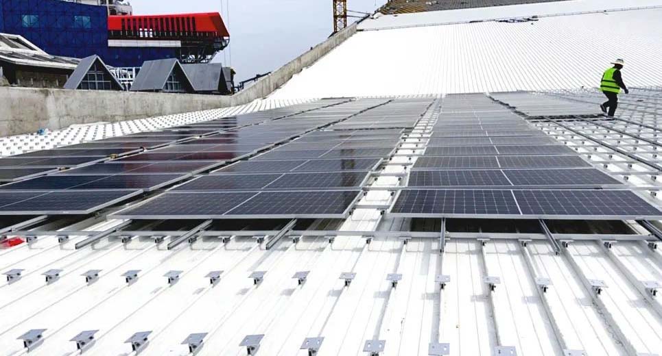 Canteiro de obras: Colocação de painel solar no telhado